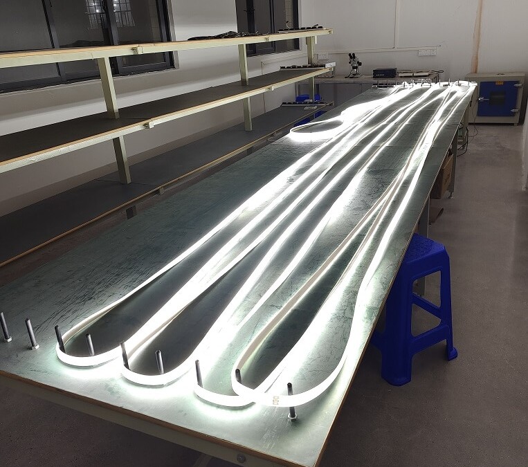 Noveti leader sur le marché des rubans LED chantier, devis gratuit, plusieurs milliers de mètres en stock.